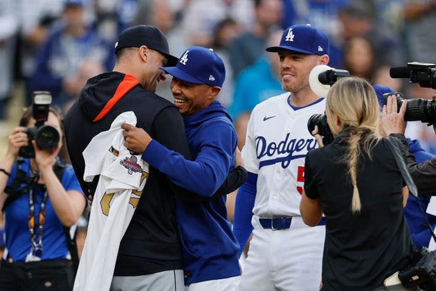 祝福されるフレアティ投手