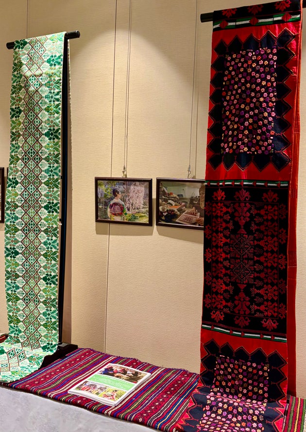 会場に展示されているパレスチナ刺繍帯