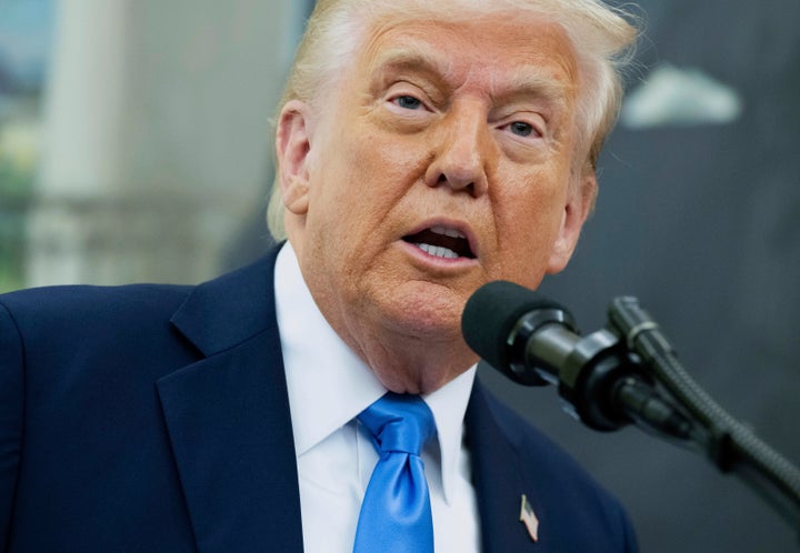 Presiden Donald Trump telah mengeluarkan perintah eksekutif yang menargetkan firma hukum individu untuk pembalasan karena pekerjaan hukum mereka menantangnya atau pemerintahannya.