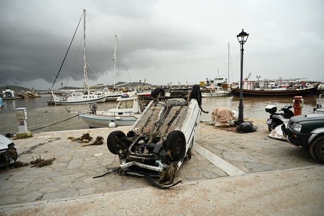 Καταστροφές από τις πλημμύρες στο νησί της Πάρου, Τρίτη 1 Απριλίου 2025. Η ένταση της βροχής το απόγευμα της Δευτέρας (31/3) είχε ως αποτέλεσμα τη δημιουργία ορμητικών χειμάρρων που παρέσυραν οχήματα και προκάλεσαν εκτεταμένες υλικές ζημιές σε σπίτια, επιχειρήσεις και υποδομές.