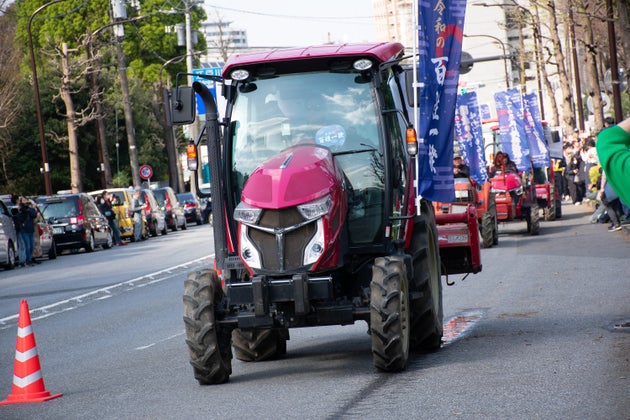 東京・青山公園を出発するトラクター