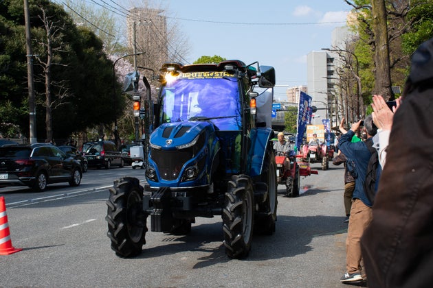 東京・青山公園を出発するトラクター