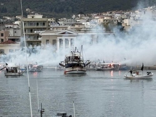 «Πλημμύρισε» με βάρκες η προκυμαία της Μυτιλήνης στο πλαίσιο διαμαρτυρίας των αλιέων