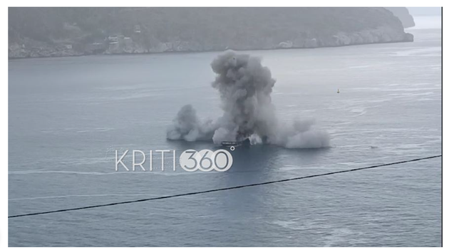 Βατραχάνθρωποι βύθισαν πλοίο με έκρηξη στο καταδυτικό πάρκο Αποκορώνου.