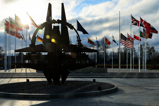 Οι σημαίες των χωρών μελών του ΝΑΤΟ κυματίζουν στην έδρα του ΝΑΤΟ στις Βρυξέλλες