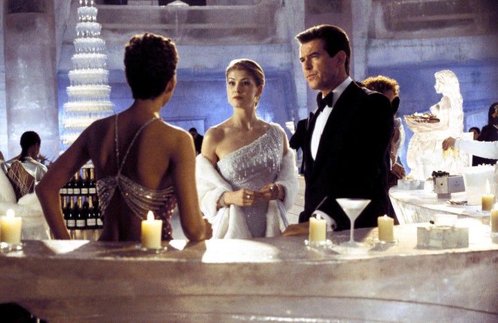 Rosamund Pike Recollects Sticky State of affairs Throughout Her Very First Intercourse Scene Rosamund Pike Recollects Sticky State of affairs Throughout Her Very First Intercourse Scene