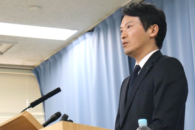 第三者委員会の報告を受けて会見する兵庫県の斎藤元彦知事＝3月26日、神戸市内