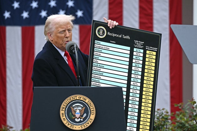 ホワイトハウスで、相互関税のリストを掲げるアメリカのトランプ大統領（2025年4月2日）