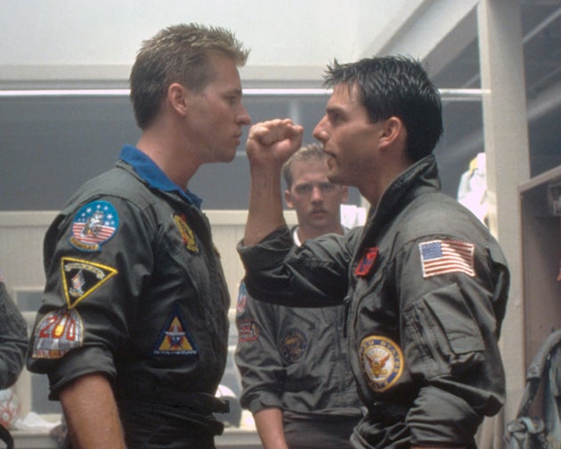 映画『トップガン』の撮影現場のヴァル・キルマーさん（左）とトム・クルーズさん（右）