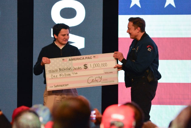 ウィスコンシン州グリーンベイで行われたタウンホールミーティングで100万ドルの小切手を手渡すイーロン・マスク氏（2025年3月30日）