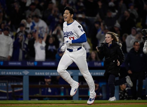 大谷翔平発の“デコルテポーズ”が早くもTシャツに。どこで買えるの 大谷翔平発の“デコルテポーズ”が早くもTシャツに。どこで買えるの