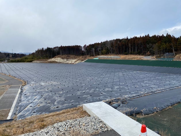 福島県双葉、大熊両町にある「中間貯蔵施設」。東京ドーム11杯分の除染土が保管されている（2025年2月18日撮影）