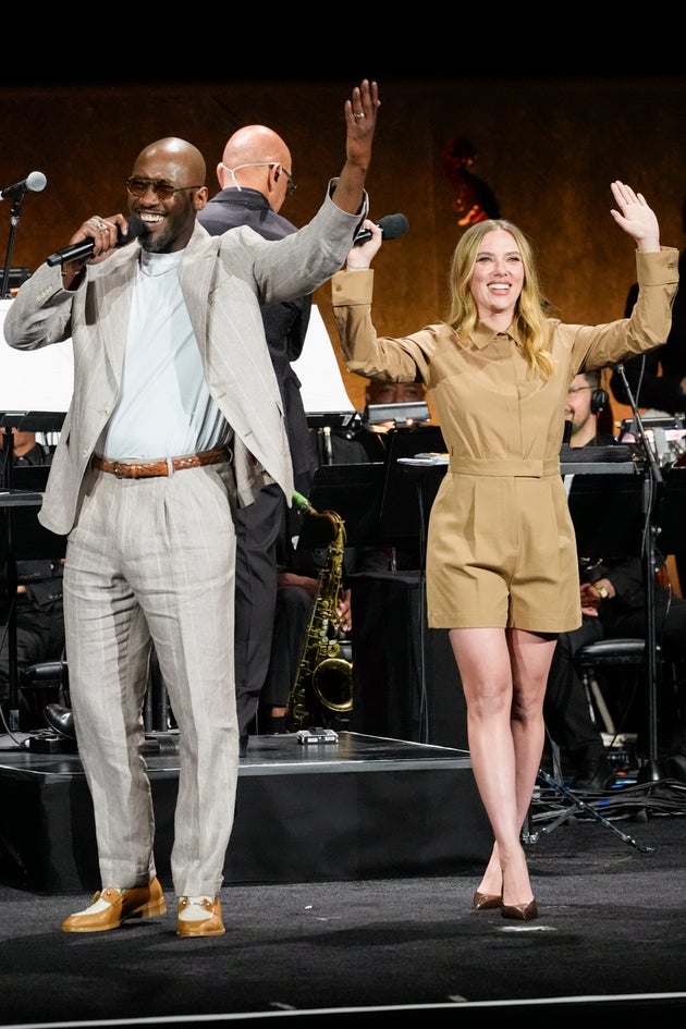 Ο Μαχερσάλα Άλι με την Σκάρλετ Γιόχανσον εμφανίστηκαν μαζί στη σκηνή του Ceasars Palace στο πλαίσιο προώθησης της ταινίας τους Jurassic World Rebirth.