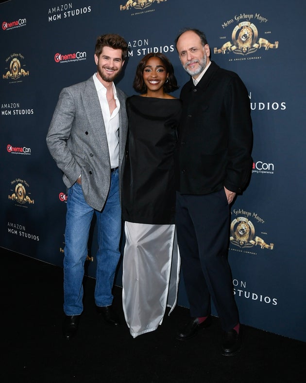 O Άντριου Γκάρφιλντ, η πρωταγωνίστρια της σειράς The Bear Άγιο Εντέμπιρι και ο σκηνοθέτης Λούκα Γκουαντανίνο συνεργάστηκαν στην ταινία After the Hunt.