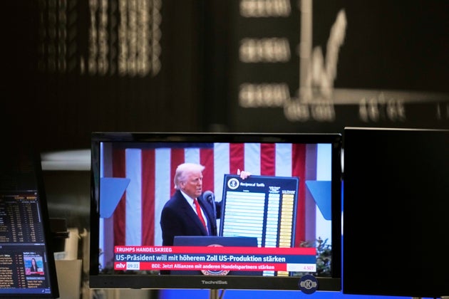Ο πρόεδρος των ΗΠΑ Ντόναλντ Τραμπ εμφανίζεται σε τηλεοπτική οθόνη στο χρηματιστήριο της Φρανκφούρτης, Γερμανία, Πέμπτη 3 Απριλίου 2025. (AP Photo/Michael Probst)
