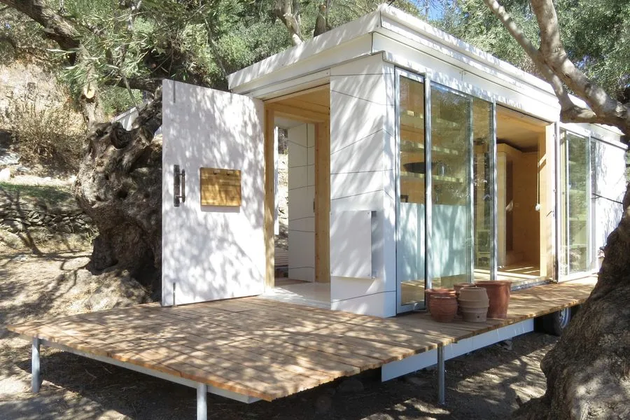 Το οικολογικό σπίτι κάτω από τη σκιά των ελιών.