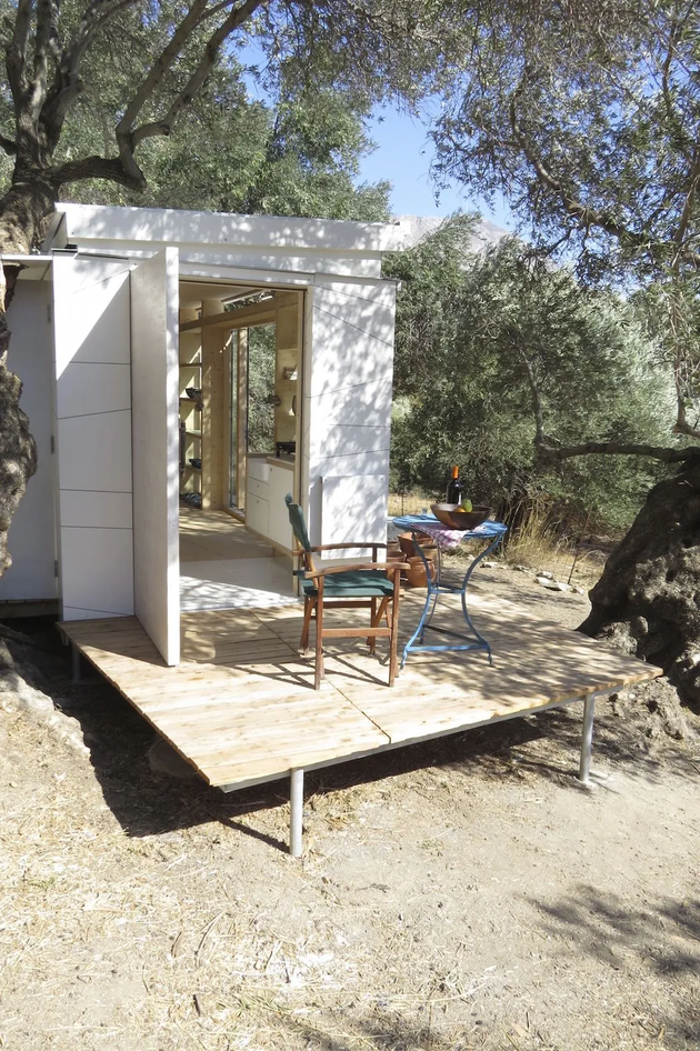 Το οικολογικό σπίτι κάτω από τη σκιά των ελιών.