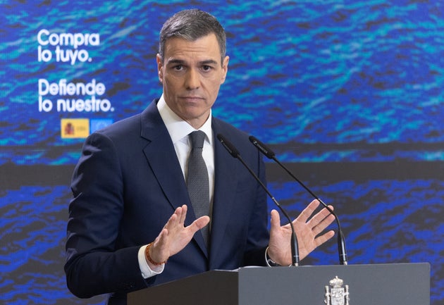 ΜΑΔΡΙΤΗ, ΙΣΠΑΝΙΑ - 3 ΑΠΡΙΛΙΟΥ: Ο πρόεδρος της κυβέρνησης Pedro Sanchez κατά τη διάρκεια συνέντευξης Τύπου στο συγκρότημα Moncloa, στις 3 Απριλίου 2025, στη Μαδρίτη, Ισπανία. Ο Sanchez εμφανίζεται, αφού συναντήθηκε με εκπροσώπους του παραγωγικού και βιομηχανικού τομέα, για να μεταφέρει τα μέτρα της κυβέρνησης απέναντι στην επιβολή δασμών που ανακοίνωσε ο Αμερικανός ομόλογός του, Donald Trump. (Photo By Eduardo Parra/Europa Press via Getty Images)