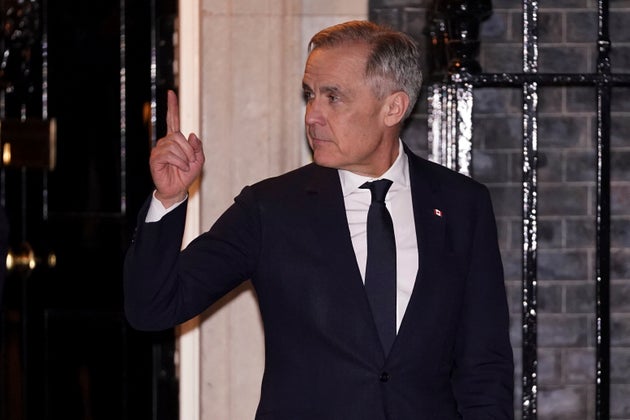 Ο πρωθυπουργός του Καναδά Mark Carney αποχωρεί από την Downing Street 10 μετά από συνάντηση με τον πρωθυπουργό της Βρετανίας Keir Starmer στο Λονδίνο, Δευτέρα 17 Μαρτίου 2025. (AP Photo/Alberto Pezzali)