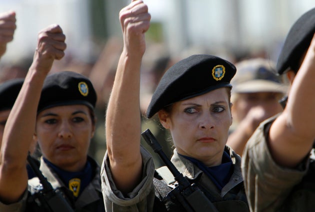 Κύπριες στρατιωτίνες λαμβάνουν μέρος στην ετήσια στρατιωτική παρέλαση για την Ημέρα Ανεξαρτησίας της Κύπρου στη διαιρεμένη πρωτεύουσα Λευκωσία, Σάββατο 1 Οκτωβρίου 2011. (AP Photo/Petros Karadjias)