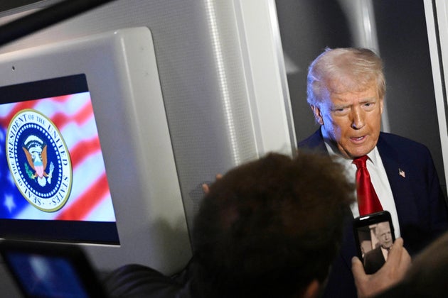 Ο Αμερικανός πρόεδρος μιλά σε δημοσιογράφους (Pool via AP)