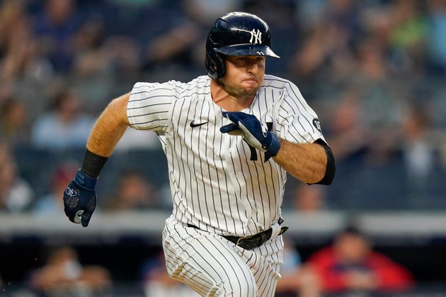 ミネソタ・ツインズとの試合で、ヒットを打って一塁に走るブレット・ガードナーさん（2021年8月20日）