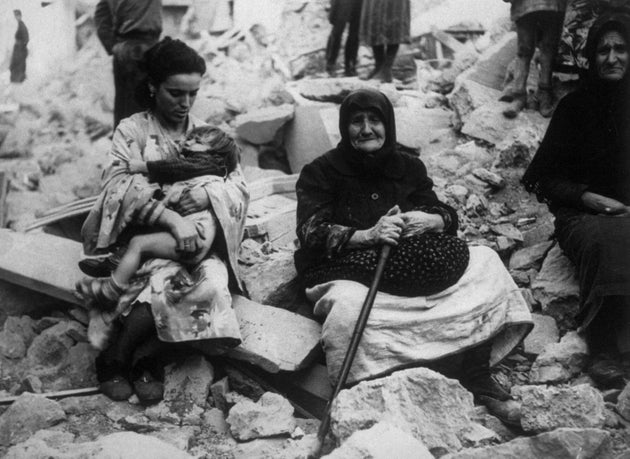 γύρω στο 1940: Τέσσερις γενιές Ελλήνων αγροτών μέσα στα ερείπια του σπιτιού τους. (Φωτογραφία από Keystone/Getty Images)