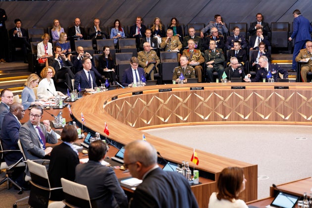 Ο επικεφαλής της εξωτερικής πολιτικής της Ευρωπαϊκής Ένωσης Kaja Kallas, τρίτος αριστερά, συμμετέχει σε συνεδρίαση του Βορειοατλαντικού Συμβουλίου υπό μορφή υπουργών Εξωτερικών στην έδρα του ΝΑΤΟ στις Βρυξέλλες, Παρασκευή 4 Απριλίου 2025. (AP Photo/Geert Vanden Wijngaert)