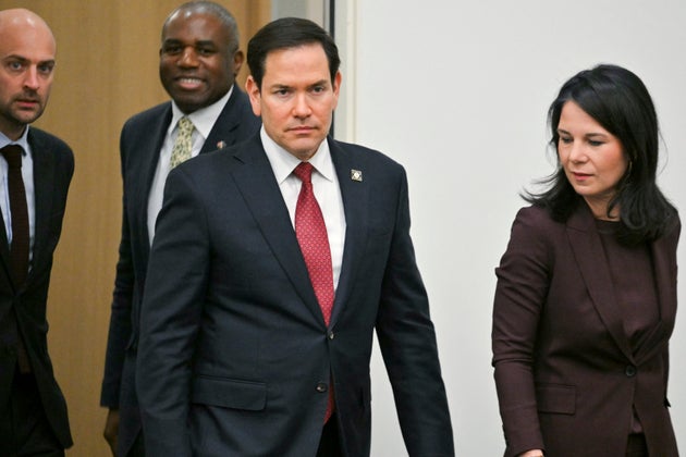 Από αριστερά, ο υπουργός Εξωτερικών της Γαλλίας Jean-Noel Barrot, ο υπουργός Εξωτερικών της Βρετανίας David Lammy, ο υπουργός Εξωτερικών των ΗΠΑ Marco Rubio και η υπουργός Εξωτερικών της Γερμανίας Annalena Baerbock κατά τη διάρκεια συνάντησης στο περιθώριο της συνόδου των υπουργών Εξωτερικών του ΝΑΤΟ στην έδρα του ΝΑΤΟ στις Βρυξέλλες, Παρασκευή 4 Απριλίου 2025. (Nicolas Tucat, Pool Photo via AP)