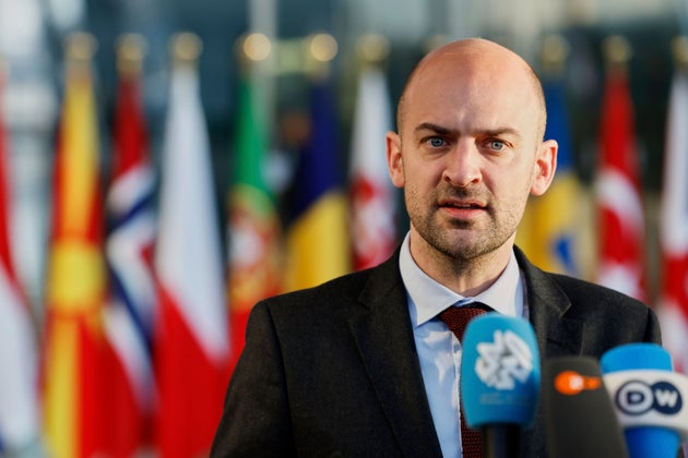 Ο Γάλλος υπουργός Εξωτερικών Jean-Noel Barrot απευθύνεται στα μέσα ενημέρωσης κατά τη διάρκεια της συνάντησης των υπουργών Εξωτερικών του ΝΑΤΟ στην έδρα του ΝΑΤΟ στις Βρυξέλλες, Παρασκευή 4 Απριλίου 2025. (AP Photo/Geert Vanden Wijngaert)