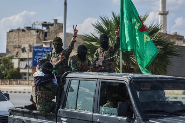 Οι υποστηριζόμενοι από τις ΗΠΑ Κούρδοι μαχητές αναβοσβήνουν σημάδια νίκης, καθώς αποσύρονται από δύο γειτονιές στη βόρεια πόλη Χαλέπι της Συρίας στο πλαίσιο συμφωνίας με την κεντρική κυβέρνηση της Συρίας, στο Χαλέπι της Συρίας, Παρασκευή 4 Απριλίου 2025. (AP Photo/Ghaith Alsayed)