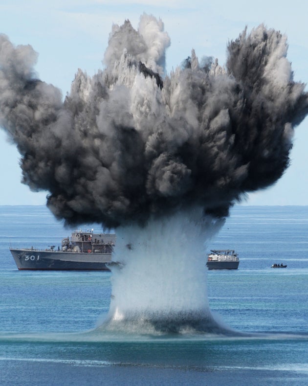 硫黄島沖で行われた、海上自衛隊の掃海艦艇による、本物の機雷を使用した爆破処理訓練。2015年撮影