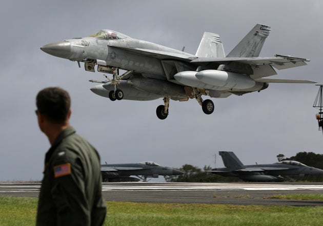 硫黄島の海上自衛隊硫黄島航空基地でFCLPを行う、原子力空母「ロナルド・レーガン」搭載の戦闘攻撃機FA18-Eスーパーホーネット。2019年撮影