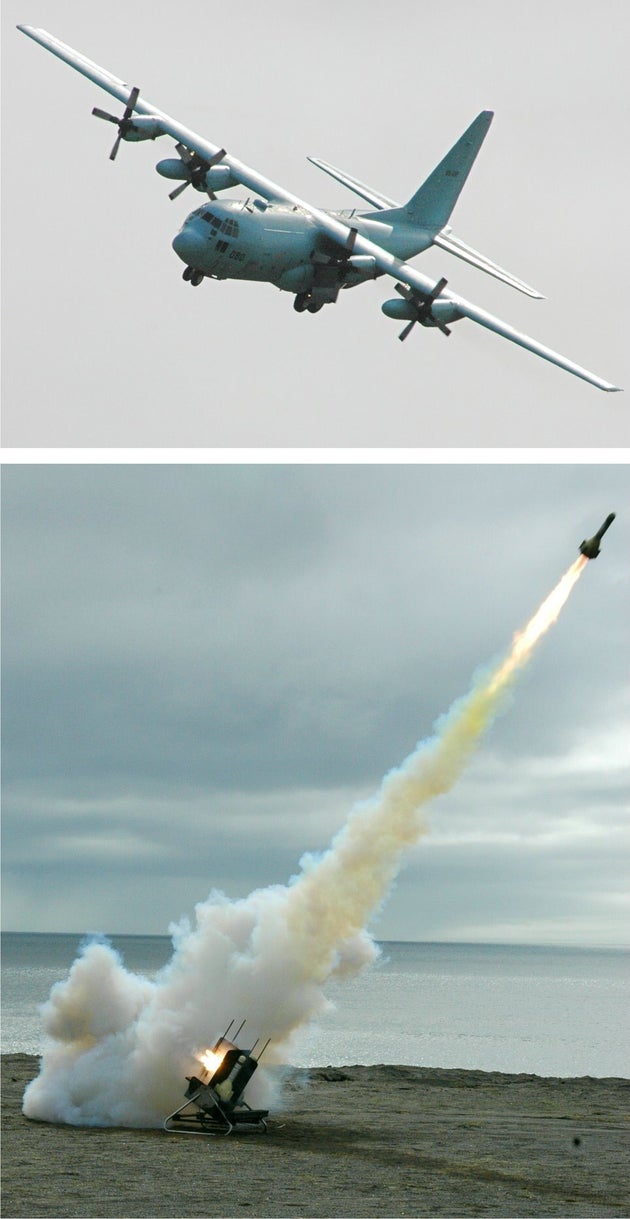 日本政府は2006年12月、航空自衛隊のイラク派遣を2007年7月末まで延長した。写真は硫黄島上空での地対空ミサイル回避訓練で、急旋回する航空自衛隊のC130輸送機（上）と、同島北西海岸から発射された模擬地対空ミサイル。2006年撮影