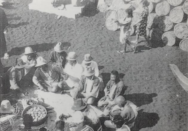 戦前の硫黄島で、集まって食事をする様子。島ではハイキングが盛んで、よくバーベキューをしたという