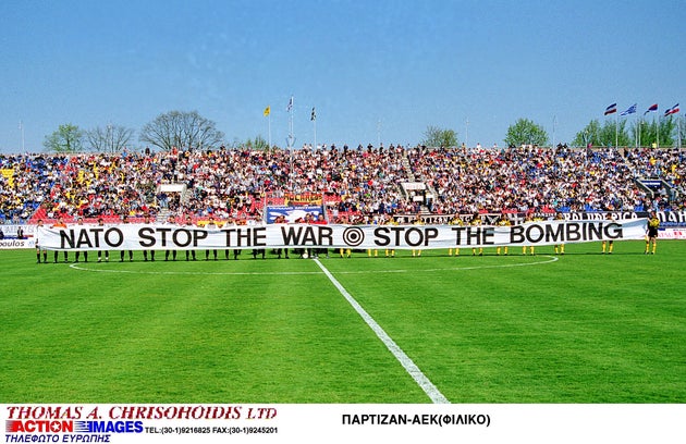 Το χαρακτηριστικό πανό που κράτησαν οι παίκτες των δύο ομάδων.