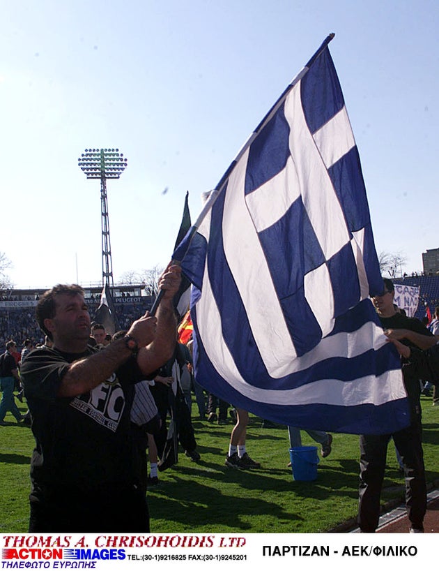 Μια από τις πολλές ελληνικές σημαίες που κυμάτιζαν.