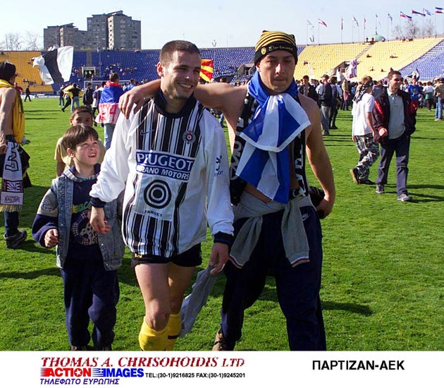 Ο Ντέμης Νικολαΐδης φορώντας εμφάνιση της Παρτίζαν.