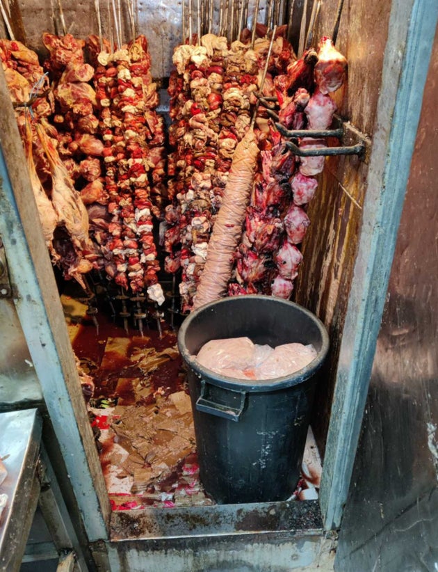 Φωτογραφία που δόθηκε στην δημοσιότητα απο την Περιφέρεια Αττικής την Δευτέρα, 7 Απριλίου 2025 και απεικονίζει ακατάλληλα κρέατα που κατασχέθηκαν έπειτα από ελέγχους της Περιφέρειας Αττικής. Με εντολή του Περιφερειάρχη Αττικής Νίκου Χαρδαλιά, εντατικοποιούνται οι έλεγχοι στην αγορά από τις αρμόδιες υπηρεσίες της Περιφέρειας ενόψει των εορτών του Πάσχα, προκειμένου να διασφαλιστεί η δημόσια υγεία και να καταπολεμηθούν φαινόμενα αισχροκέρδειας που πλήττουν τους καταναλωτές. Είναι χαρακτηριστικό, ότι τις τελευταίες εβδομάδες τα υγειονομικά κλιμάκια της Περιφέρειας προέβησαν στην κατάσχεση σχεδόν 11 τόνων ακατάλληλου κρέατος από αποθήκες και καταστήματα εστίασης. Ειδικότερα, οι ελεγκτές της Διεύθυνσης Αγροτικής και Κτηνιατρικής Πολιτικής προχώρησαν σε κατάσχεση 10.390 κιλών ακατάλληλων κρεάτων - η μεγαλύτερη ποσότητα που έχει κατασχεθεί το τρέχον έτος σε ολόκληρη τη χώρα - από αποθήκη τροφίμων. Επίσης, κατασχέθηκαν 439 κιλά από καταστήματα εστίασης, λόγω μη τήρησης των ημερομηνιών διατηρησιμότητας και των συνθηκών φύλαξης. (ΓΡΑΦΕΙΟ ΤΥΠΟΥ ΠΕΡΙΦΕΡΕΙΑΣ ΑΤΤΙΚΗΣ/EUROKINISSI)