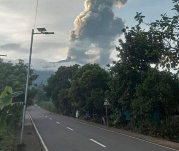 Έκρηξη σημειώθηκε στον κρατήρα της κορυφής του όρους Κανλάον, όπως καταγράφηκε από την πόλη Μπάγκο, στην επαρχία Νέγκρος Οξιδεντάλ, στις Φιλιππίνες, την Τρίτη 8 Απριλίου 2025 (AP Photo/Chona Aplaon)