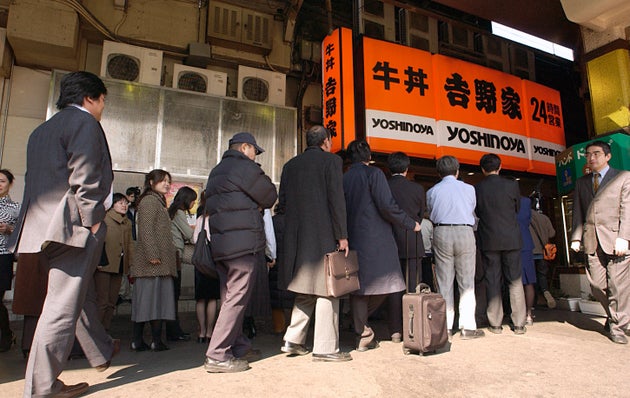 2004年2月当時、牛丼の販売を休止することが決まった吉野家に行列する人々