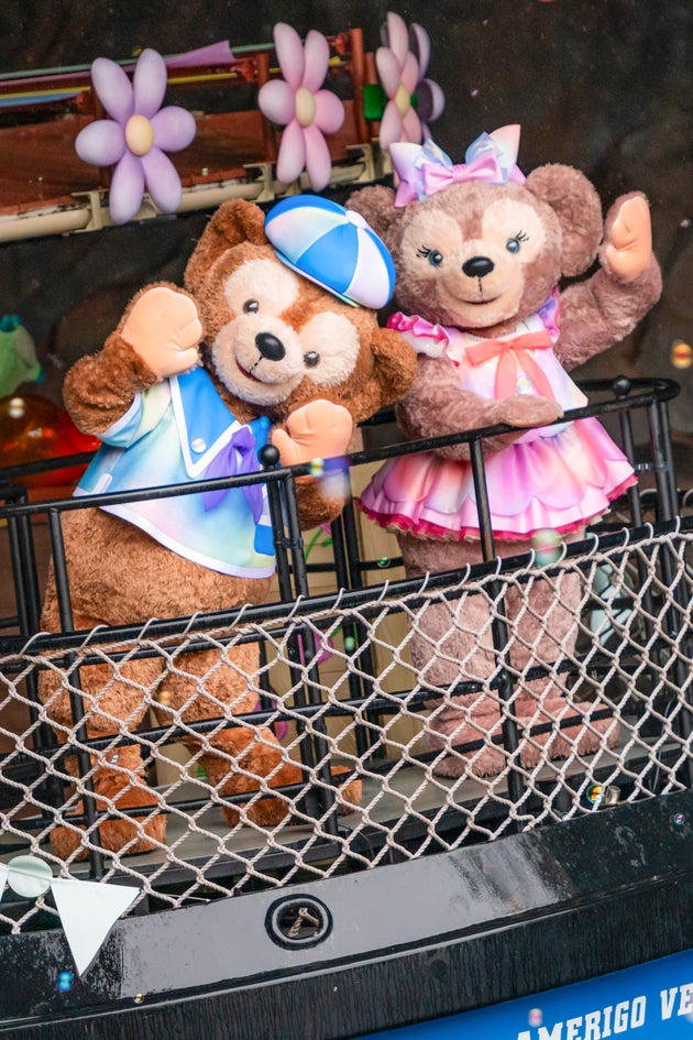 ダッフィーとシェリーメイは船の後ろのほうに乗っており、たくさん手を振ってくれました