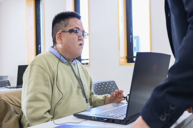 前橋市の障害者サポートセンターで、JINS ASSISTを使ってeスポーツに挑戦する様子