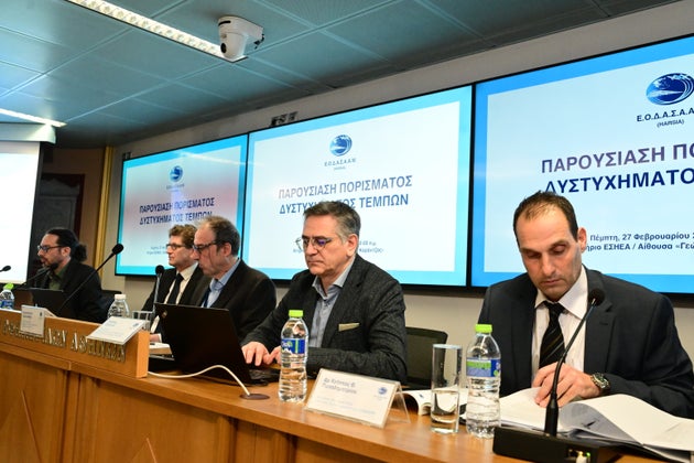 Παρουσίαση του πορίσματος των ερευνητών του Εθνικού Οργανισμού Διερεύνησης Αεροπορικών και Σιδηροδρομικών Ατυχημάτων και Ασφάλειας των Μεταφορών (ΕΟΔΑΣΑΑΜ), για τα αίτια των εκρήξεων και της πυρκαγιάς που ακολούθησε της σύγκρουσης της επιβατικής αμαξοστοιχίας με την εμπορική, στις 28/02/2023 στα Τέμπη, παρουσία της τριμελούς επιτροπής διερεύνησης, σε αίθουσα της ΕΣΗΕΑ, Αθήνα Πέμπτη, 27 Φεβρουαρίου 2025. (ΤΑΤΙΑΝΑ ΜΠΟΛΑΡΗ/EUROKINISSI)