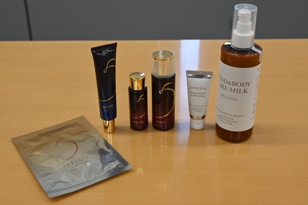 SPEEDIAの全商品。左からモイスチャーマスク、グラマラスエイジングクリーム、グラマラスブースターオイル17ml・50ml、ハンド＆ボディケアミルクチューブタイプ・ポンプタイプ