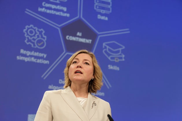 ΒΡΥΞΕΛΛΕΣ, ΒΕΛΓΙΟ - 9 ΑΠΡΙΛΙΟΥ: Η Εκτελεστική Αντιπρόεδρος αρμόδια για την Τεχνολογία Χένα Βιρκούνεν παρουσιάζει στα μέσα ενημέρωση στην έδρα της Κομισιόν το σχέδιο για ανάδειξη της ΕΕ σε παγκόσμιο ηγέτη στον τομέα της τεχνητής νοημοσύνης (AI)