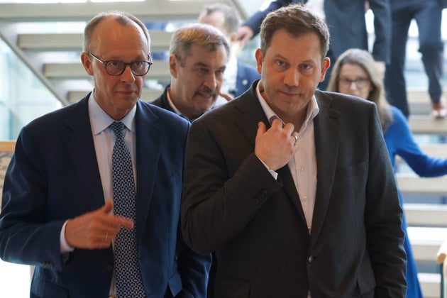 Ο επικεφαλής του CDU, Φ.Μερτς, του CSU Μάρκους Σόεντερ και πίσω ο επικεφαλής του SPD, Λαρς Κλινγκμπεϊλ κατά τις συζητήσεις για τον σχηματισμό κυβέρνησης συνασπισμού στο Βερολίνου (28 Μαρτίου 2025) 