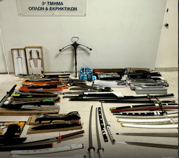 Στο πλαίσιο επιχειρησιακής δράσης του Τμήματος Όπλων και Εκρηκτικών κατασχέθηκαν -29- ξίφη, -91- μαχαίρια διαφόρων τύπων και βαλλίστρα που πωλούνταν παράνομα σε κατάστημα στο Περιστέρι