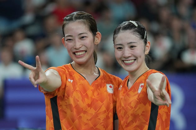 Οι Γιαπωνέζες Nami Matsuyama και Chiharu Shida πανηγυρίζουν μετά τη νίκη τους επί των Μαλαισιανών Pearly Tan και Muralitharan Thinaah κατά τη διάρκεια του αγώνα για το χάλκινο μετάλλιο στο διπλό μπάντμιντον γυναικών στους Θερινούς Ολυμπιακούς Αγώνες του 2024, το Σάββατο 3 Αυγούστου 2024, στο Παρίσι, Γαλλία. (AP Photo/Kin Cheung)