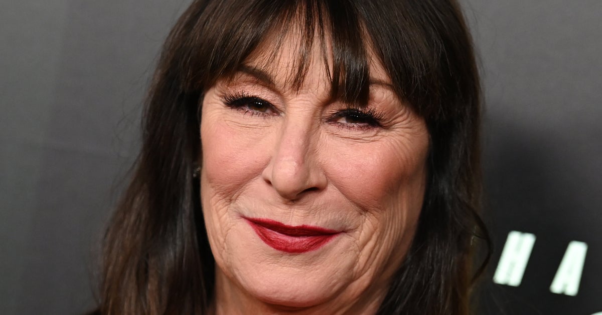 Anjelica Huston Reveals Cancer Diagnosis After 4 Years 'In The Clear'